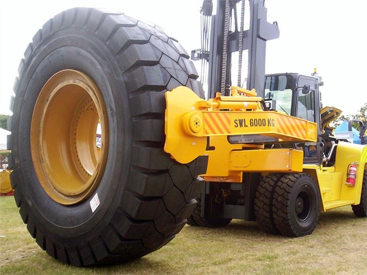 Camion de ridicare grele cu handler de anvelope miniere